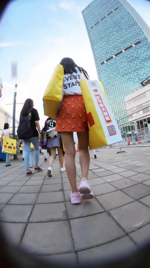 【漫展抄底】高跟网袜包臀皮裙私密处太令人向往 预览截图 12