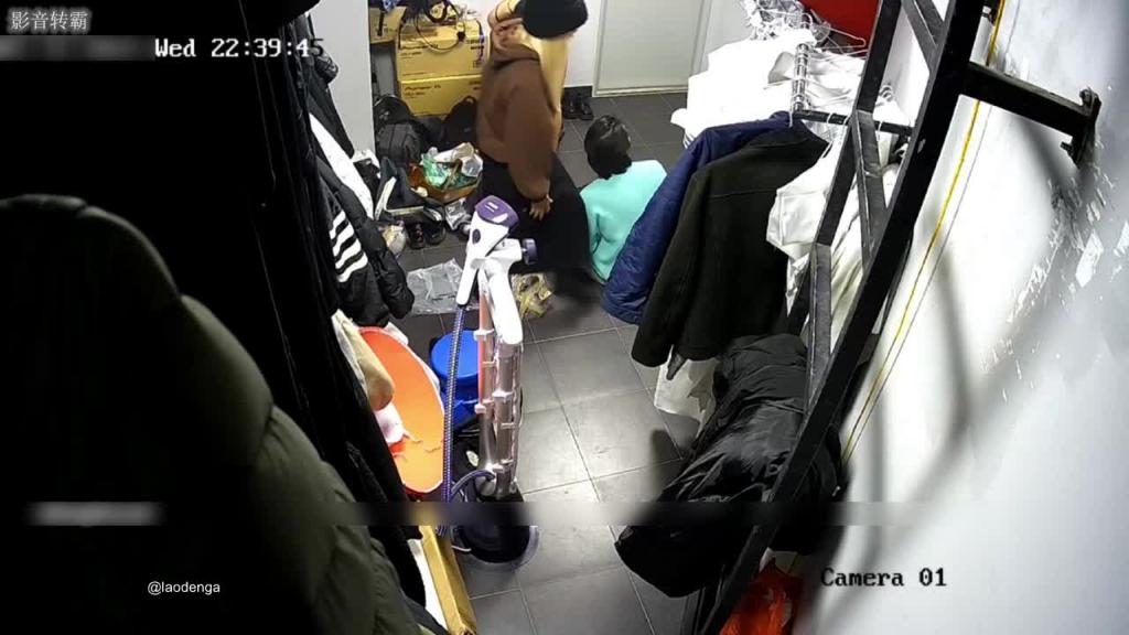 【高清偷窥】某剧场后台换衣间的美女们当着男助理面脱!1/2 预览截图 1