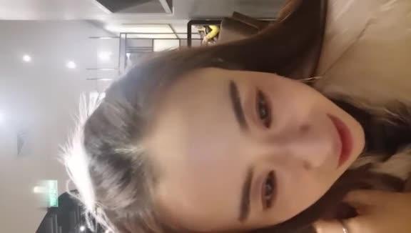 【网红母狗直播】SM大表姐商场内衣店真空上街餐厅大秀好身材 预览截图 11