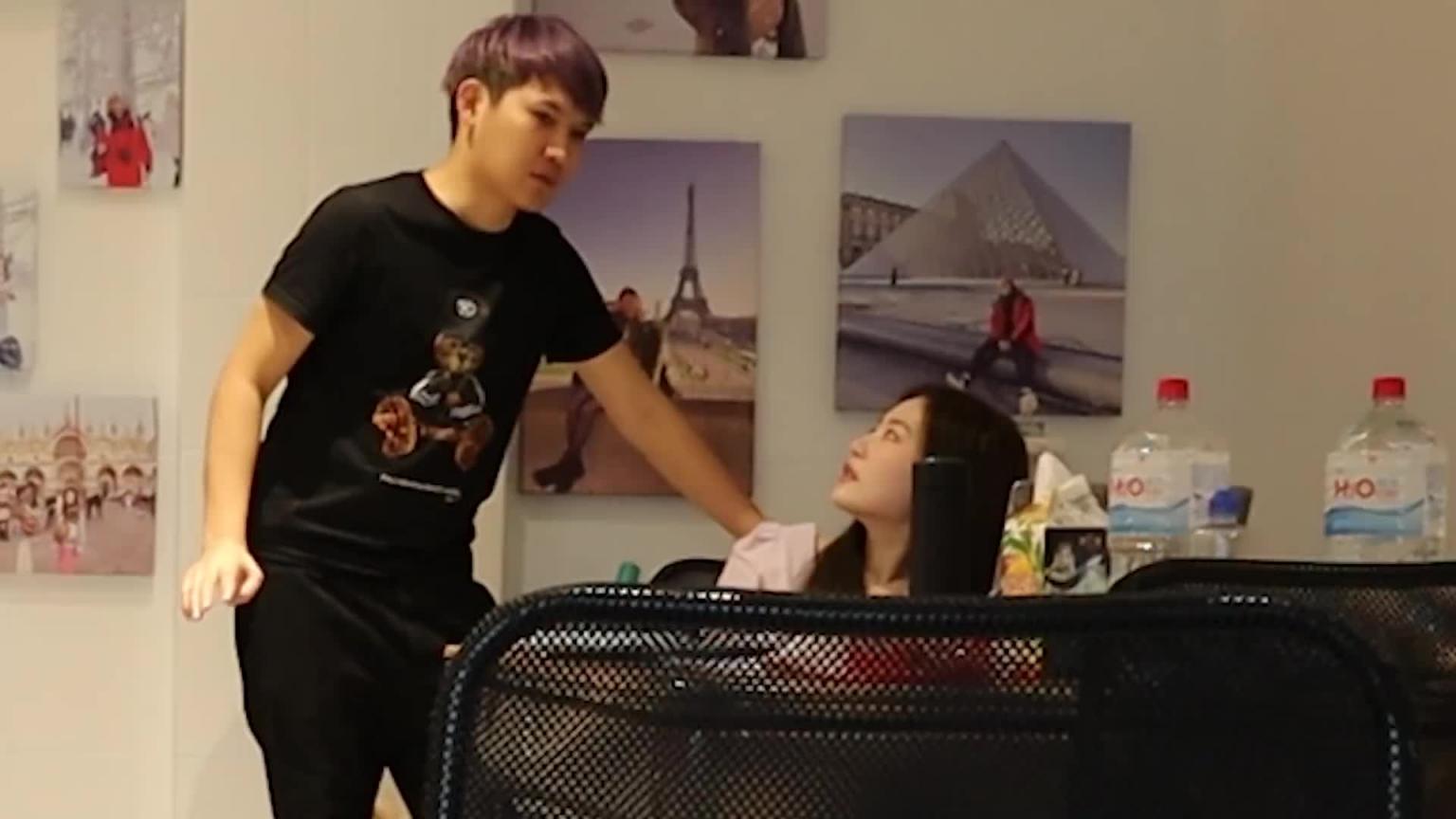 和女友做到一半 朋友竟突然闯进来 场面超尴尬....【秀煜 Show YoU】 预览截图 4