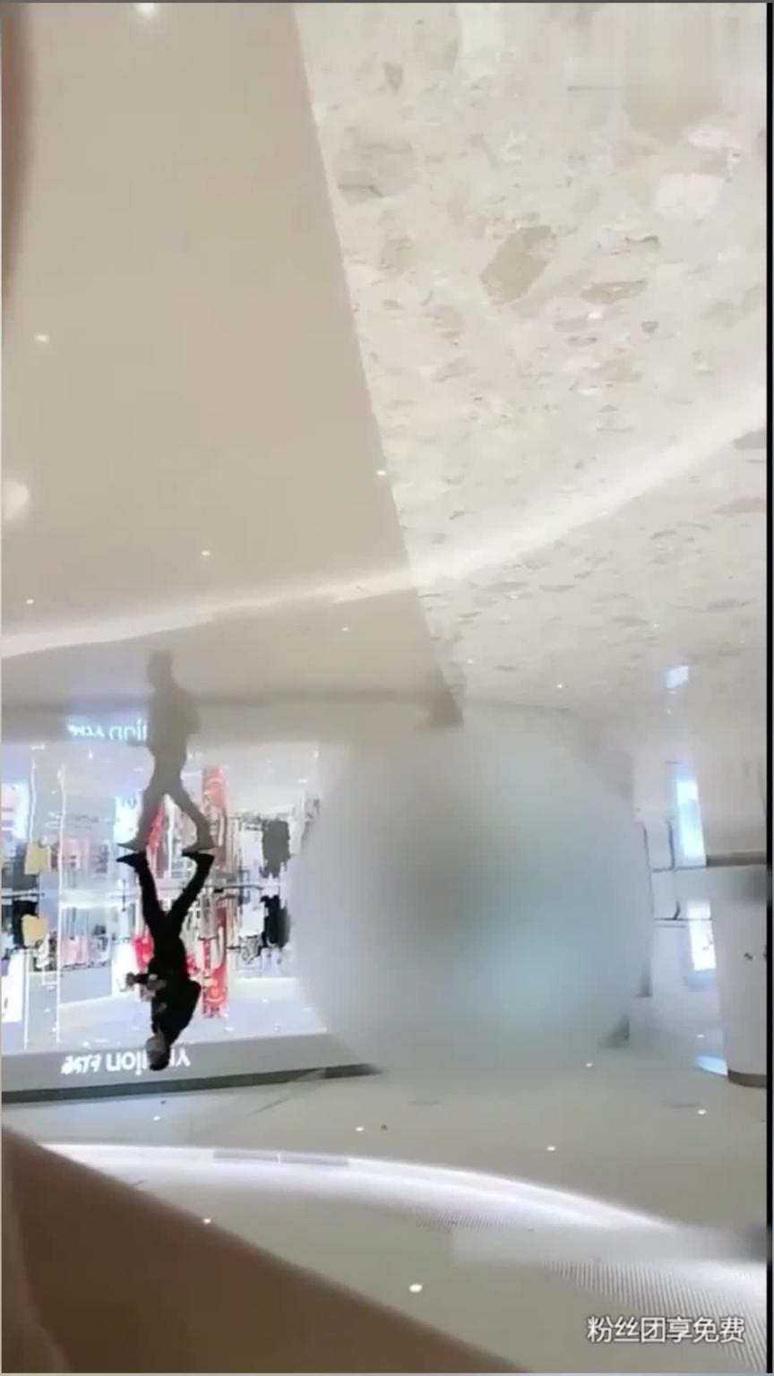 夹着跳弹找厕所,走到一半高潮了,旁边都是人 预览截图 6