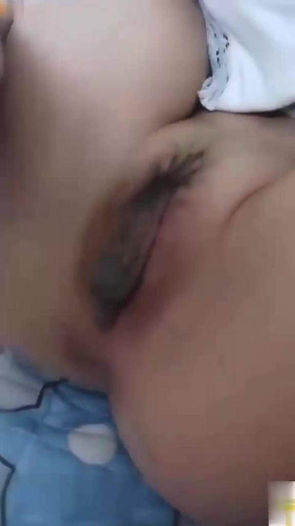 高中生在宿舍偷偷自慰 年纪轻轻阴唇就这么皱 肯定玩得不少 预览截图 4