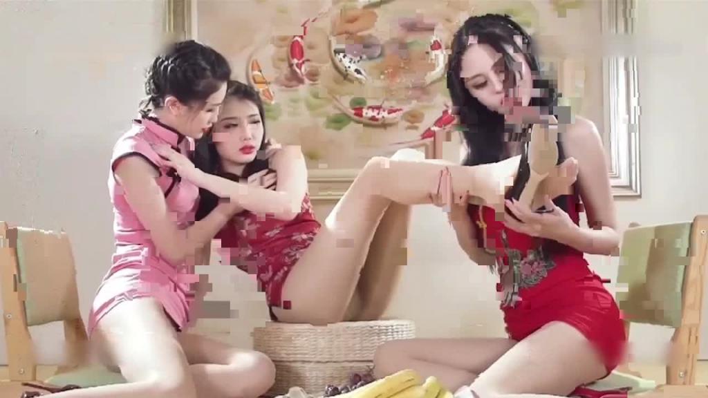 三个极品女同上演做爱大戏,舔逼磨豆腐激情互摸 预览截图 3