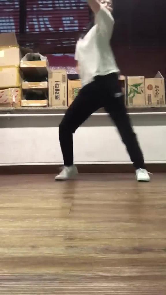 极品可爱小萝莉眼镜妹妹男厕所自慰嫩逼强烈对比反差妹 预览截图 3