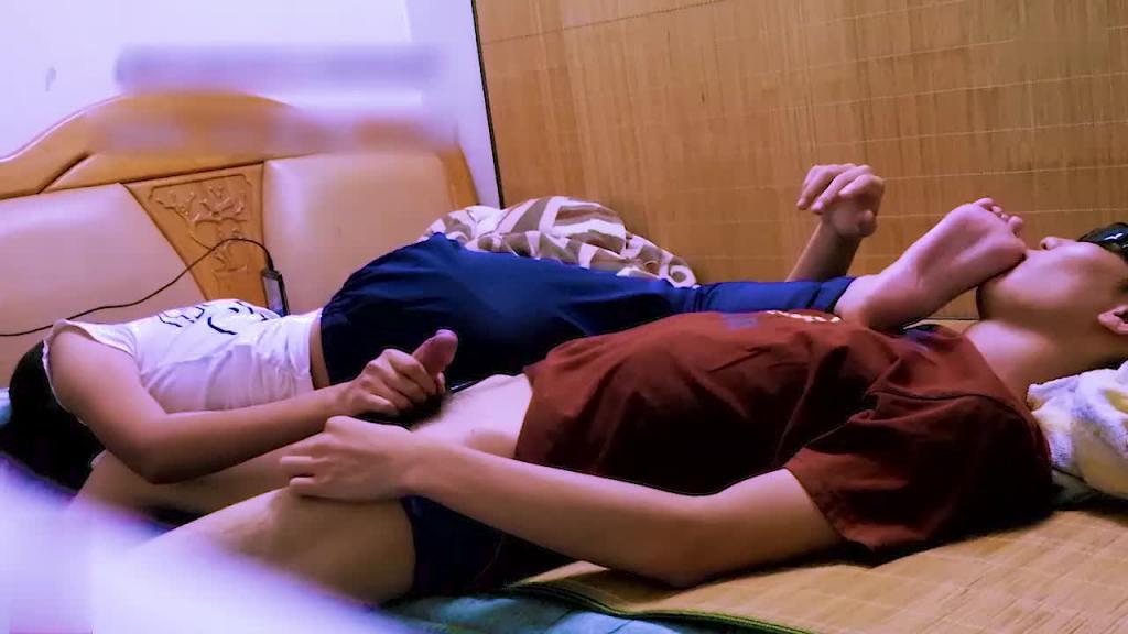 表妹在打王者_假装闹着玩脱她的袜子舔脚 不知道她懂不懂什么叫恋足呢?反正没拒接我 预览截图 8