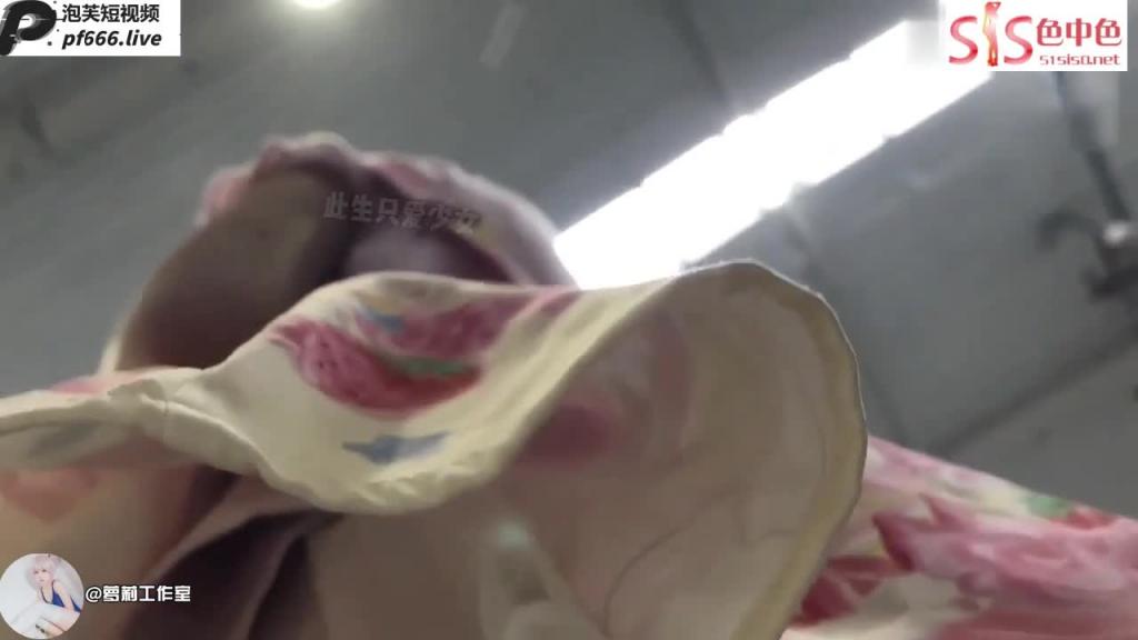 漫展lo娘抄底,萝莉美少女竟没穿内裤,小嫩逼和屁眼近距离特写,真是刺激 预览截图 4