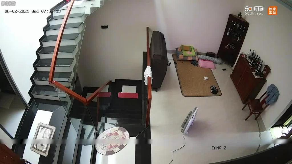 【父女乱伦】破解摄像头记录光头男持续多天大战前凸后翘的女儿 预览截图 9
