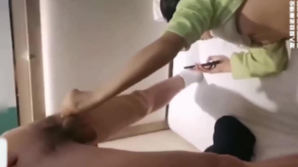 【兄妹乱伦精彩对白】用卑鄙手段成功强上妹妹太用力下面被操肿了 预览截图 8
