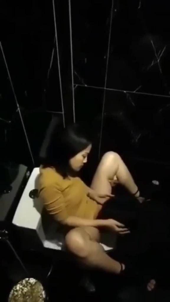 【吃瓜勐料】盘点那些在公共厕所偷情的少女和少妇们 预览截图 11