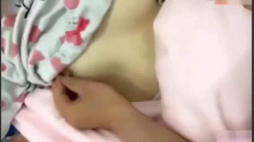 【姐弟乱伦】智斗小老弟玩他姐姐为了操逼真实谎话连篇 预览截图 3