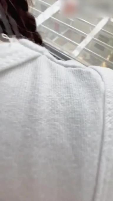 兄妹乱伦，正在阳台打电话的妹妹被哥哥强操，衣服来不及脱从阳台操到卧室 预览截图 1