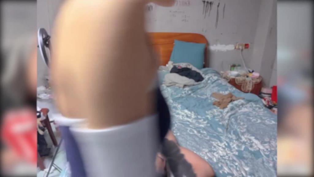 【足交控必备】最近N多人求购的超高颜值美足女王足交调教私拍~黑丝玉足交出货外加剧情淫语挑逗~别有一番滋味 预览截图 10