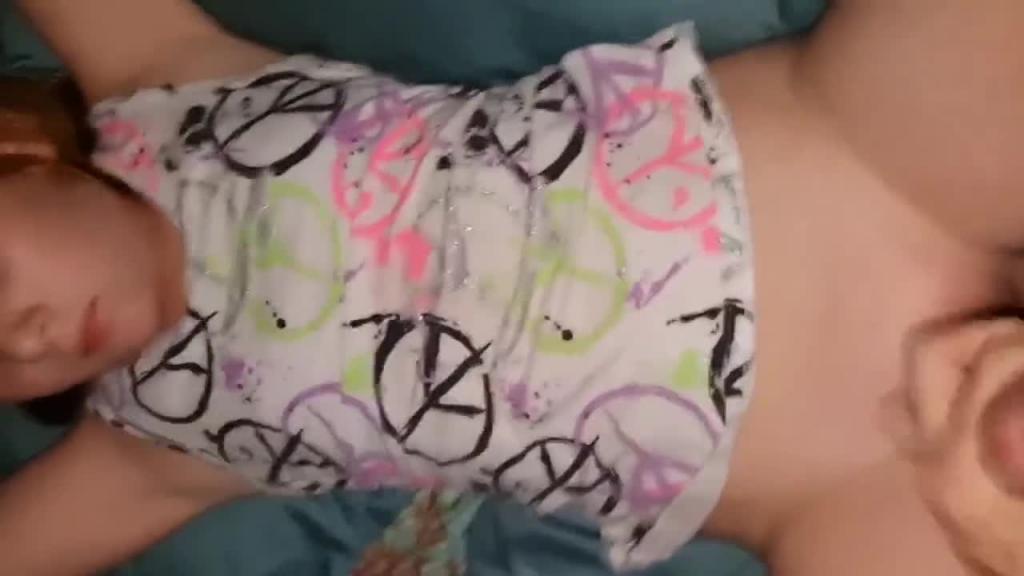 无毛处女小萝莉女儿惨遭畜生父亲强暴糟蹋超嫩女儿被蹂躏强奸 预览截图 5