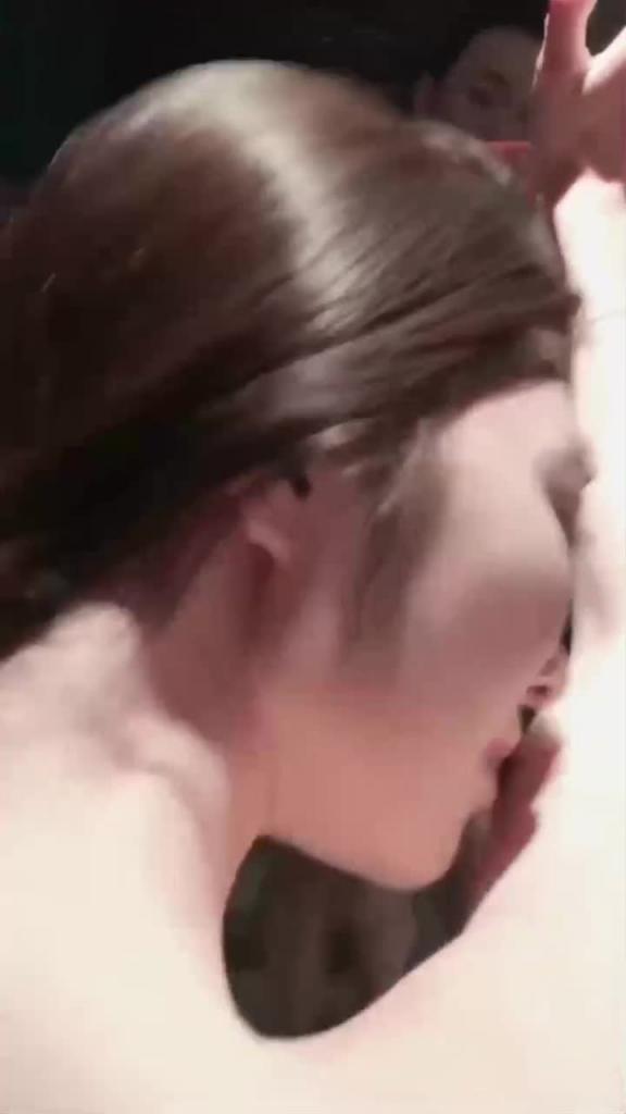 真实反差,传媒播音系学生妹被土豪调教变成母狗,扇脸、口交深喉、让学生妹喝尿 预览截图 2