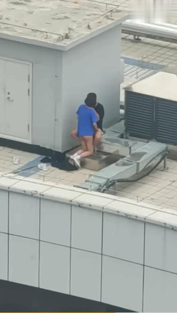 天台门事件中学情侣翘课跑到商场天台啪啪解锁各种姿势围观吃瓜群众看得口干舌燥! 预览截图 9