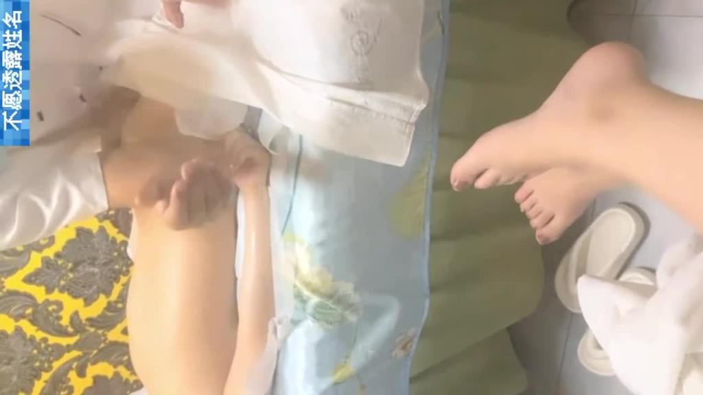 SPA按摩店偷拍,人妻勾引男技师,逼水汪汪真淫荡,无毛白虎穴 预览截图 4