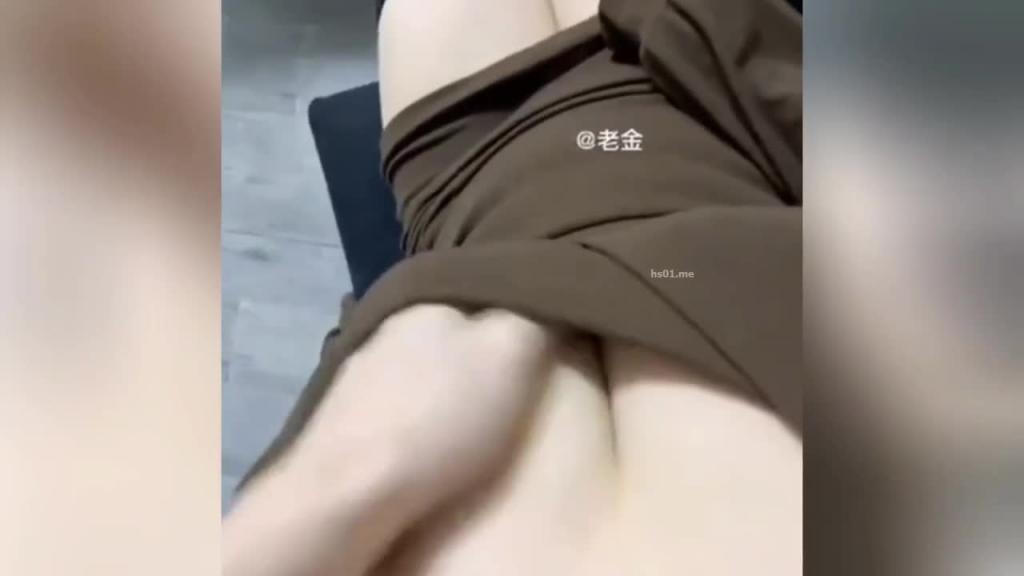 姐弟乱伦-拿下做直播的巨乳黑丝表姐，趁表姐睡觉又强上表姐高颜值网红闺蜜 预览截图 2