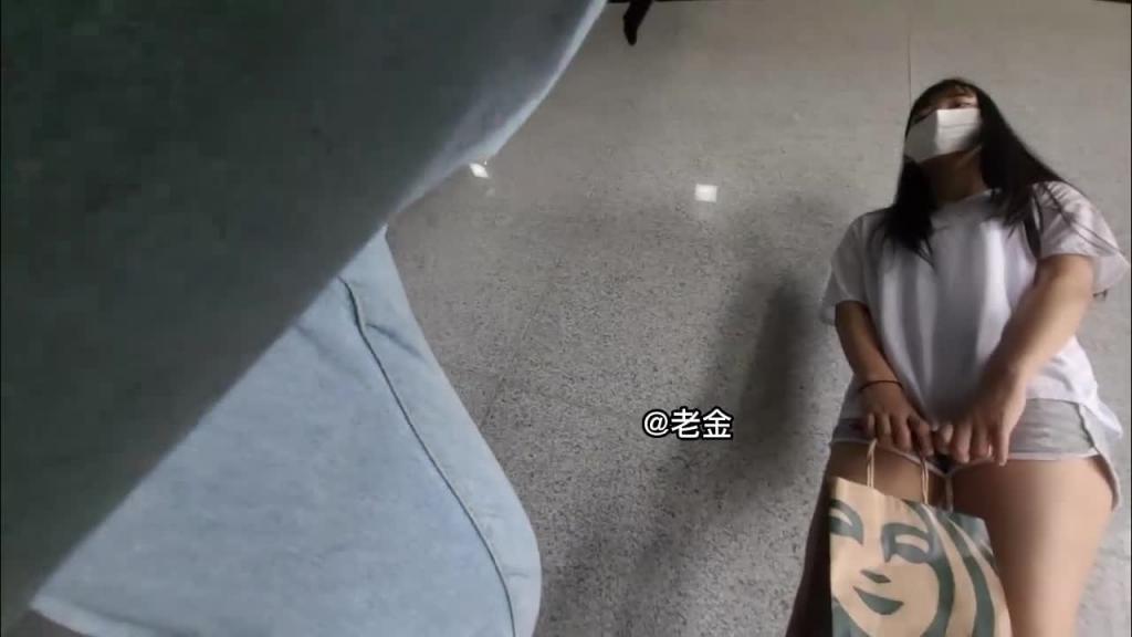 色魔老师在学生面前打飞机诱奸学生,学生第一次吃鸡吧足交舔脚丫 预览截图 9