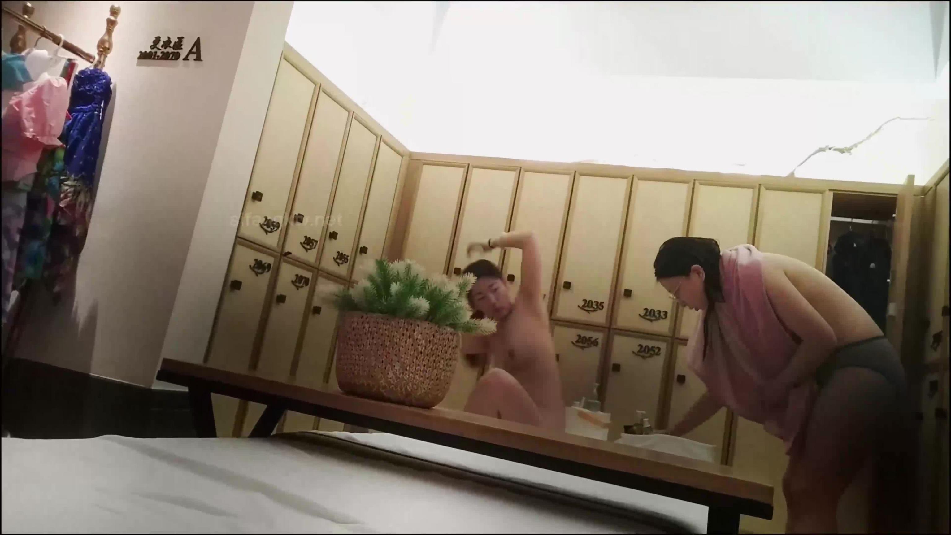 澡堂偷拍-皮肤白的美女洗澡换衣服 预览截图 1