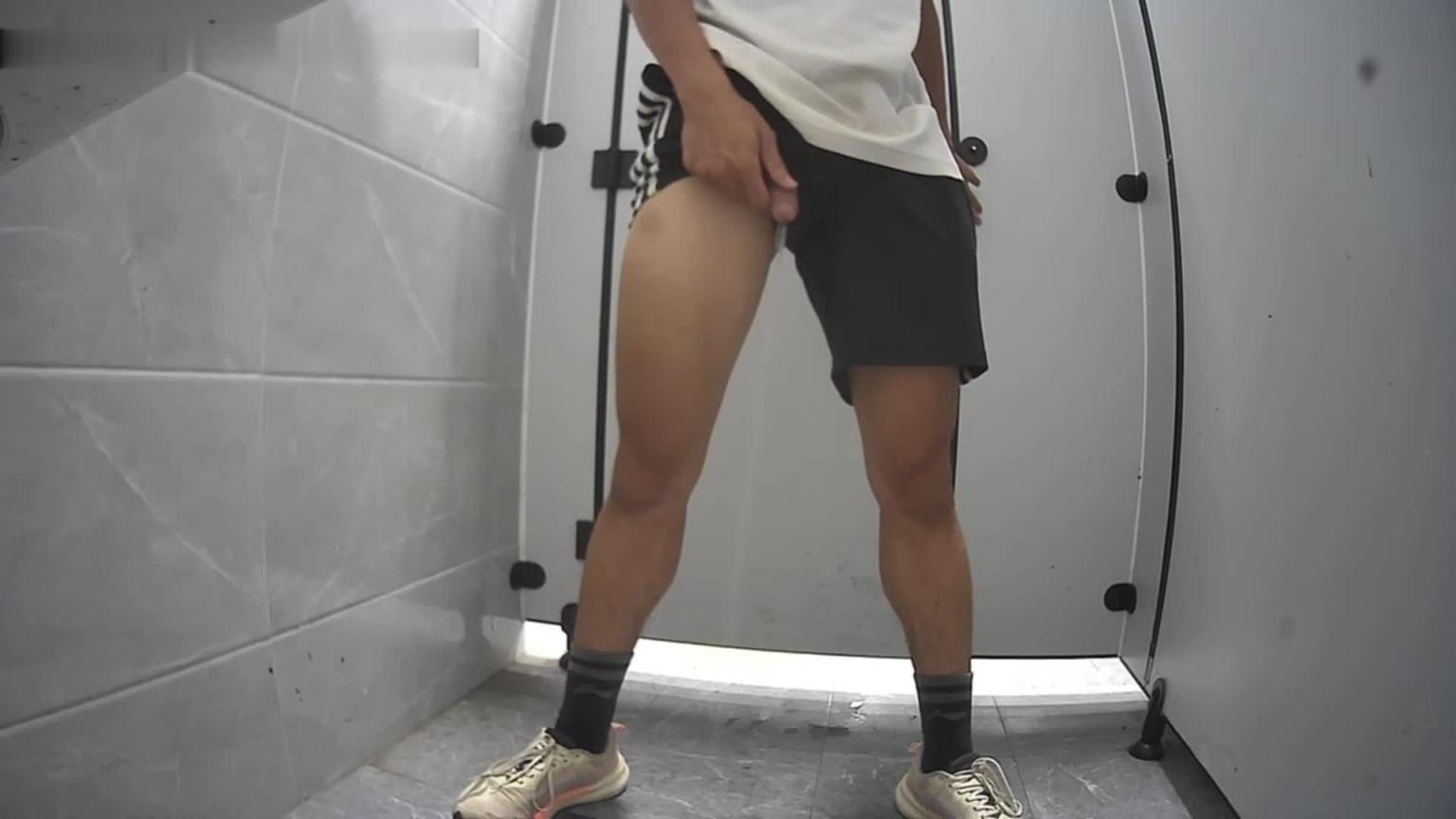 【下集】篮球馆厕所装摄像头偷拍第五弹，父子俩运动玩一起来上厕所 预览截图 4