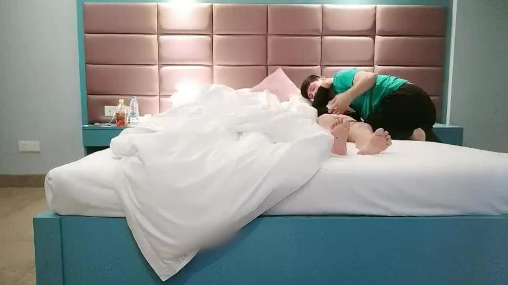 网约良家短发人妻偷情,爽不爽,啊啊爽快操我 预览截图 4