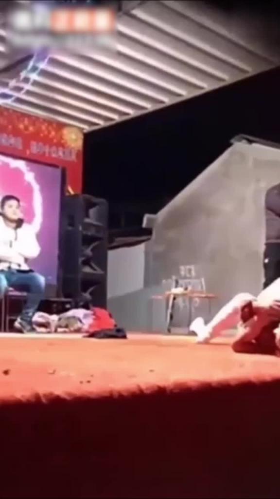 某农村低俗表演 一大爷饥渴难耐上台按倒脱衣女郎当众强插 预览截图 10