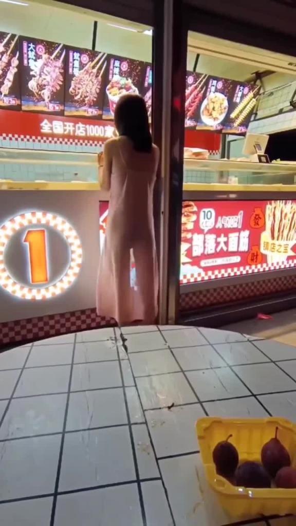美女户外露出尿尿 预览截图 2