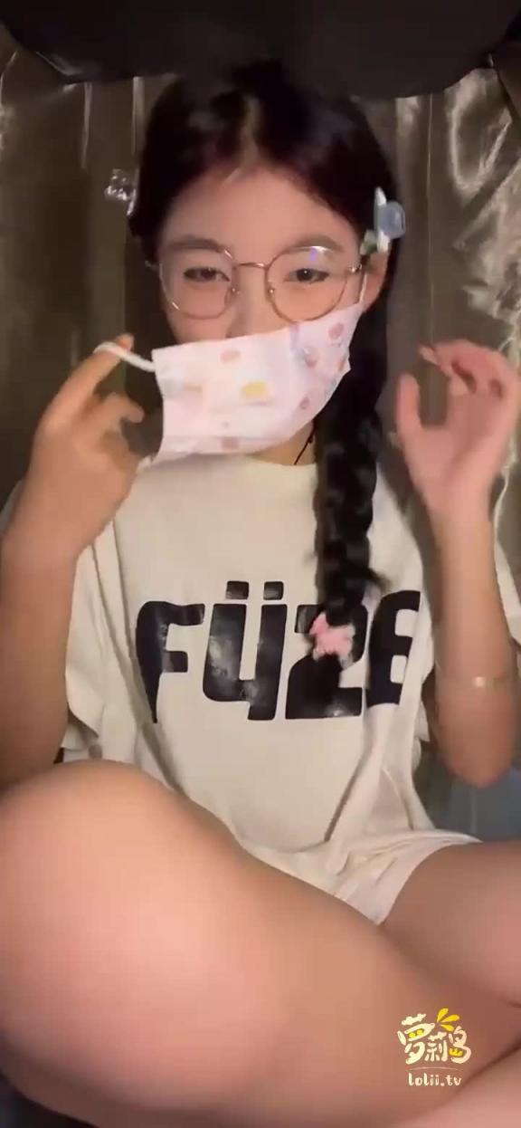万人求视频来了!快手宿舍黑衣服眼镜妹终于找到本尊了!文静乖巧的眼镜妹私下却沉迷深夜黄播淫靡场面属实颠覆众人三观!3小时独家完整版 预览截图 8