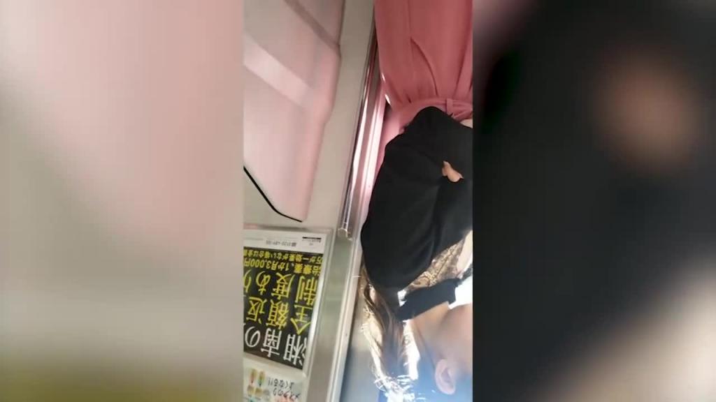 【稀缺资源】意外走光露点瞬间_街头偷拍甄选 预览截图 9