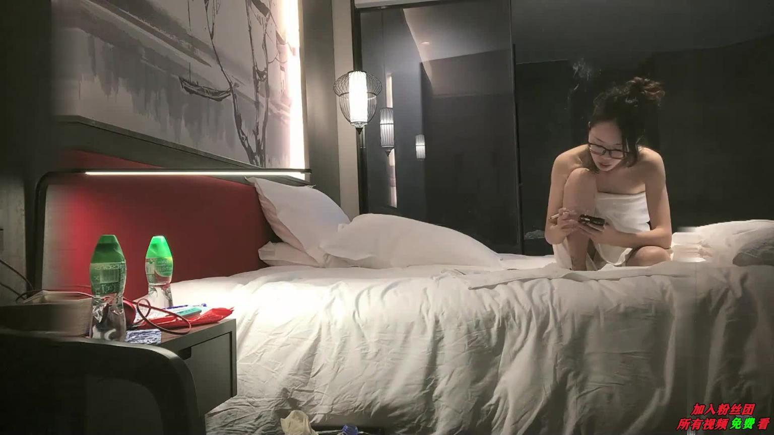 00后眼镜小萝莉！丝袜撕扯老金肆意玩弄 预览截图 3