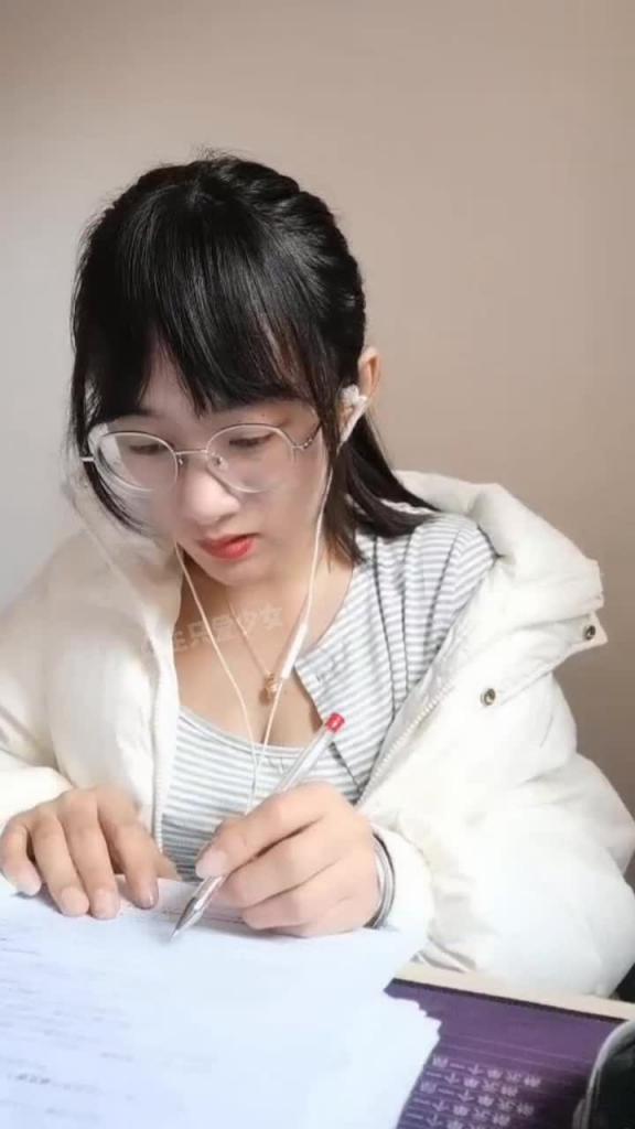 【极品反差骚妹】小学老师在办公室露出,大胆脱光自慰不慎被学生发现 预览截图 1