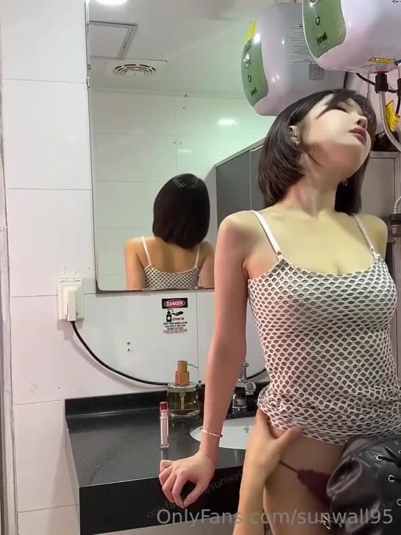 韩国高颜值博主 sunwall95(❤️한선월 온리팬스 / korea hot girl ❤️ 公厕露出性爱 OFZYCB68 预览截图 8