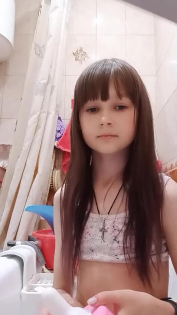 俄罗斯少女趁爸妈不在家里偷偷自慰,未成年白虎小萝莉首次破处居然是一根假吊 预览截图 9