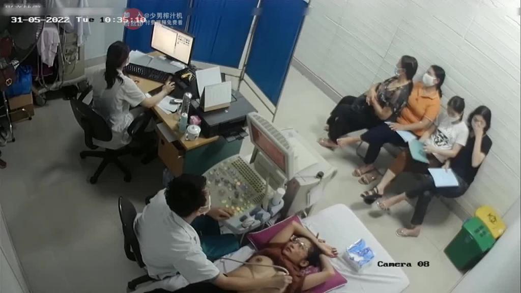 【医院监控泄密】流出:男医生做B超阴超,磨蹭温柔插入! 预览截图 11