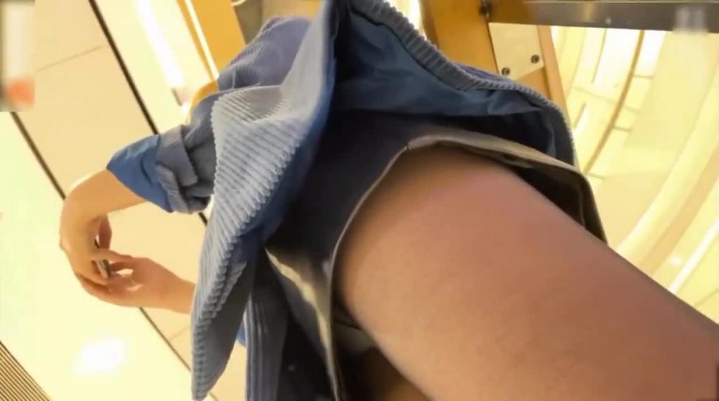 商场尾随紧贴偷拍,高颜值超薄黑丝长腿女神裙底,超级大胆紧紧贴着偷拍心跳加速 预览截图 10