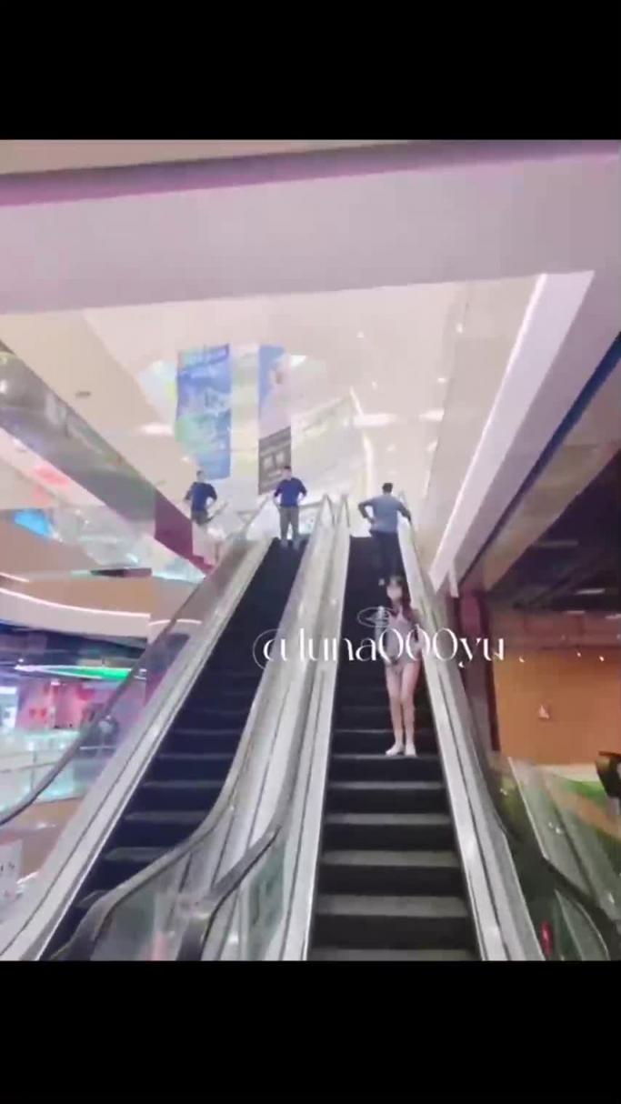 【重金定制】性瘾女神[露娜000]景区商场地铁人前极限露出 预览截图 4
