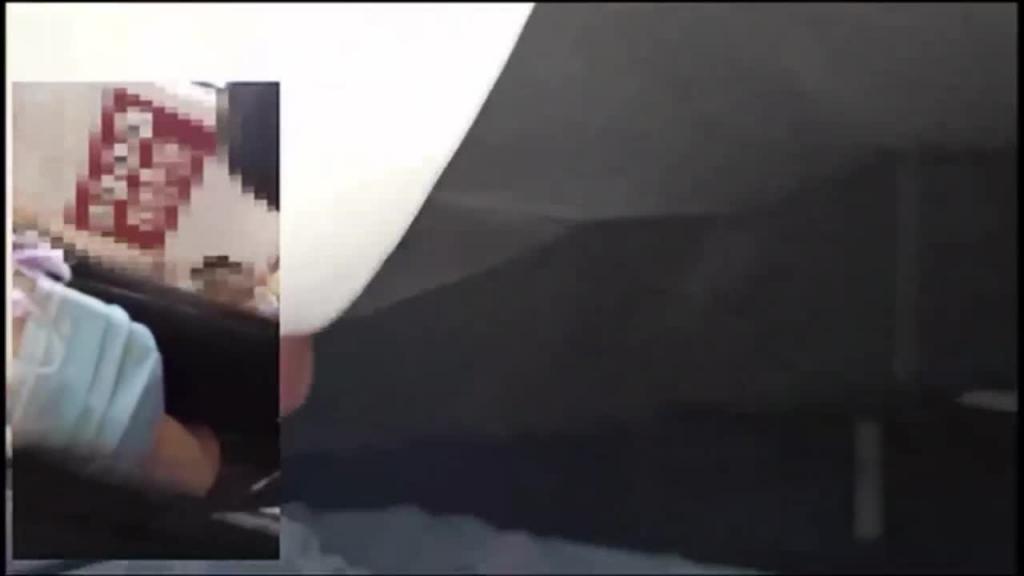 【街射】这个畜生中年男子胆真大，地铁居然掏出鸡巴猥亵女大学生扒裤子顶进去射到别人腿上 预览截图 11
