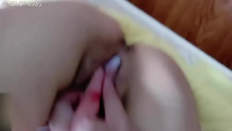 十九岁大一萝莉风学生妹被继父以降生活费胁迫惨遭破处 预览截图 12