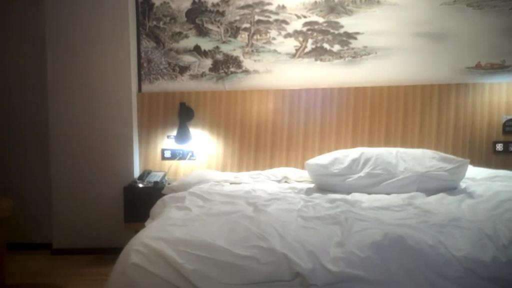 【专攻良家勾搭美容院漂亮少妇】床上超配合,拍拍屁股就懂换姿势 预览截图 12
