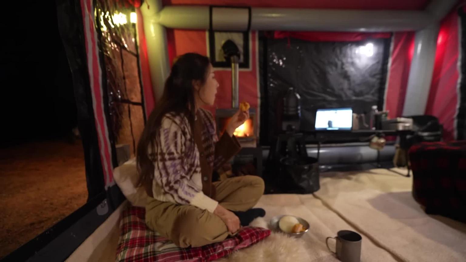 在海滩前的充气帐篷里淋雨露营。雨声 ASMR 预览截图 9