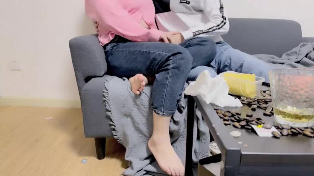 约操良家丰满熟女，骚肥穴不停的喷水，从沙发干到床上 预览截图 2