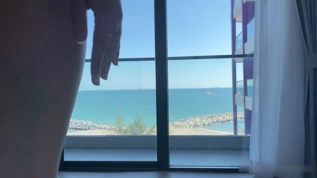酒店约炮丰臀美女一边后入一边屁股抽内射,口暴吞精无套内射 预览截图 1