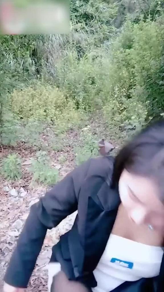 【勾引老头系列】骚逼穿着黑丝勾引护林员大爷,大爷太勐了一看就是好久没操过逼了! 预览截图 1