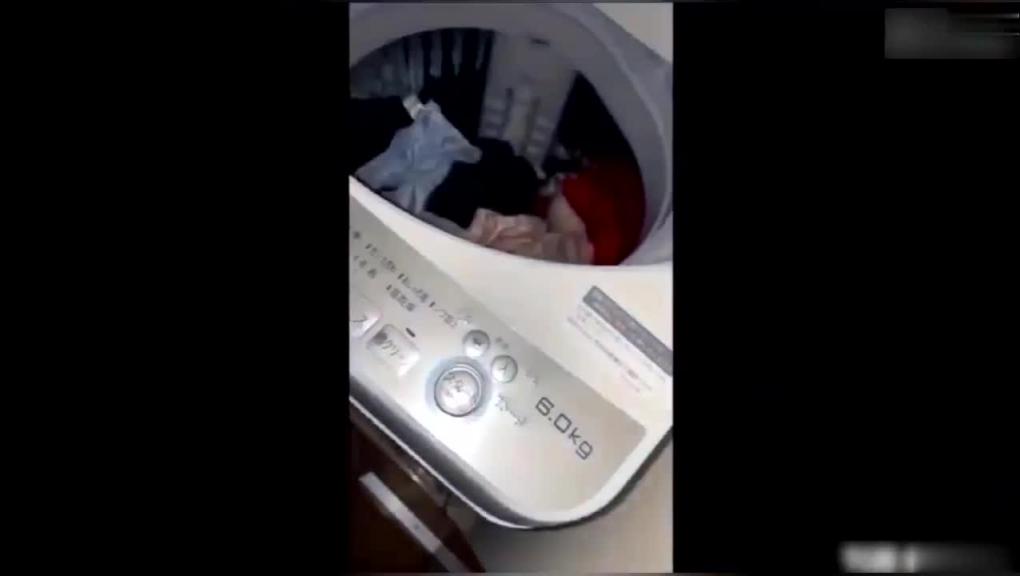 【地铁真实跟踪猥亵短发女孩】色魔地铁站当着人男友抄底摸逼第一次遭遇不知怎么办被扣穴至高潮 预览截图 10