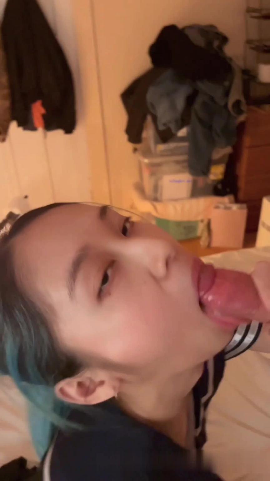 嫩妹妹口交哥哥的大吊 预览截图 2