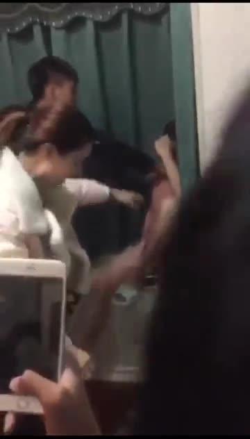 捉奸在床记录那些抓小三当场被捉奸暴打集锦 预览截图 5
