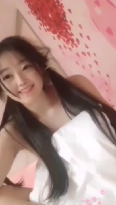真实父女乱伦,禽兽父亲从小培养女儿口交,爸爸胀的难受用嘴巴帮爸爸射出来 预览截图 1