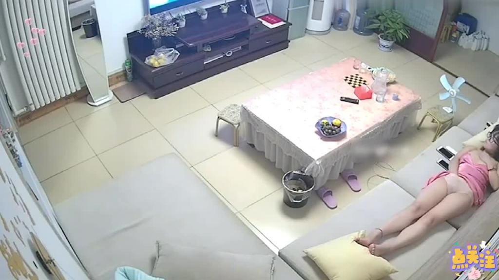 【监控破解】女人寂寞时候也在家打飞机看毛片 预览截图 7