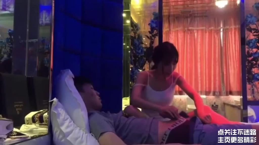 美艳老板娘彻底沦陷,排骨哥骑乘爆操 预览截图 2