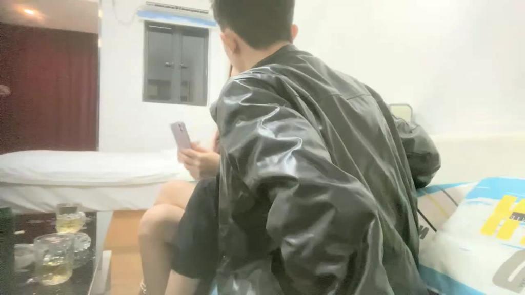 白嫖嫩模,泡妞大神网聊嫩模酒足饭饱狂操骚穴 预览截图 4